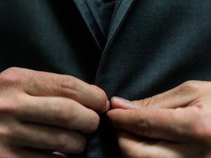 ما تفسير الحلم بارتداء الملابس الخاطئة؟