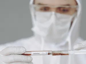 فيروس كورونا: لماذا يخفي بعض الأشخاص اصابتهم بكوفيد-19؟