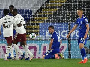 لاعبو آرسنال يحتفلون بالهدف الأول