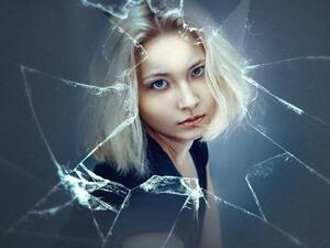 ما تفسير الحلم بمضغ الزجاج في المنام؟