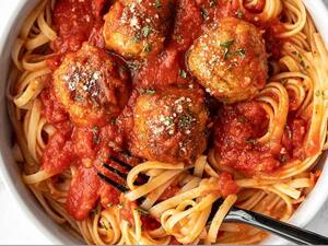 باستا مع كرات الدجاج وجبن البارميزان