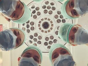 ما تفسير الحلم بغرفة العمليات في المنام؟