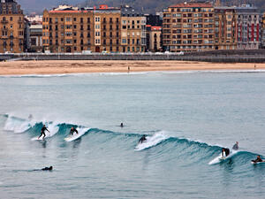 La Zurriola beach (Shutterstock)