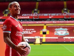 تياغو آلكانتارا في ملعب آنفيلد بقميصه الجديد