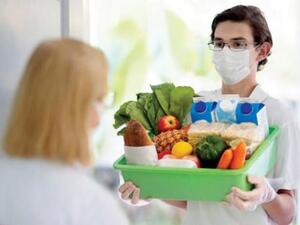 لنشويات من الخبز والأرز والبطاطا للحصول على الطاقة إضافة إلى الفواكه والخضار