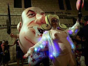 Israeli protesters gather during a demonstration amid a second lockdown in front of Prime Minister Benjamin Netanyahu's residence in Jerusalem, on September 26, 2020, to protest the government's handling of the COVID-19 pandemic. Thousands of Israelis gathered in Jerusalem to demand the resignation of Prime Minister Benjamin Netanyahu, a day after the country tightened its lockdown aimed at slowing coronavirus spread. Emmanuel DUNAND / AFP