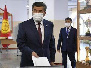 Kyrgyz President Sooronbay Jeenbekov wearing a face mask casts his ballot at a polling station during parliamentary election in Bishkek on October 4, 2020, amid the ongoing coronavirus pandemic. Vladimir VORONIN / POOL / AFP