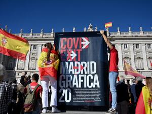 People protest against the Spanish government's handling of the nation's coronavirus outbreak outside the Royal Palace in Madrid during Spain's National Day ceremony on October 12, 2020. Gabriel BOUYS / AFP