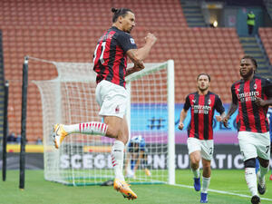 إبراهيموفيتش يحتفل بهدفه الثاني