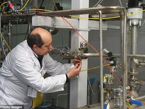 An International Atomic Energy Agency (IAEA) inspector disconnects the connections between the twin cascades for 20 percent uranium production at nuclear power plant of Natanz (AFP/file photo)