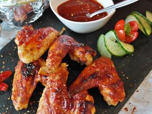 أجنحة الدجاج المتبلة بالأعشاب