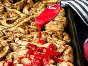 لفائف القرفة (أحشاء) للهالوين