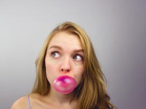 ما تفسير الحلم بفم ممتلئ باللبان أو العلكة؟