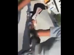 مجموعة من الاشخاص يعتدون بالضرب على وافد مصري