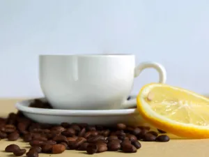 اصنعيه بنفسك: مقشر الجسم بالليمون والقهوة لتبييض البشرة