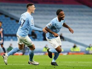 ستيرلينغ (يمين) يحتفل بهدفه