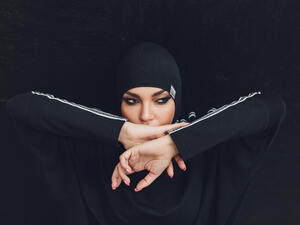 Muslim asian woman in hijab exercizing in a gym (Shutterstock)