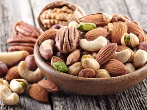 ويرى الباحثون أن المكسرات، مثل اللوز والبندق والجوز، تحتوي على أحماض أوميغا 3 الدهنية ومضادات الأكسدة وحمض الفوليك وفيتامين ب.