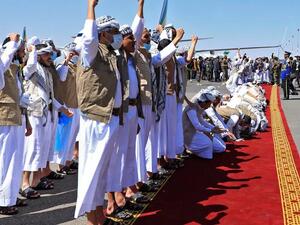 سجناء يمنيون سابقون بعد وصولهم إلى صنعاء اثر عملية تبادل مع الحكومة