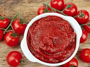 ما مادة «الليكوبين» المضادة للأكسدة والتي تعطي الطماطم اللون الأحمر فتختلف عن ذلك. حيث توجد مادة «الليكوبين» بكثرة في قشرة الطماطم ويمكنها أن تقاوم درجات الحرارة من دون فقدان فوائدها.