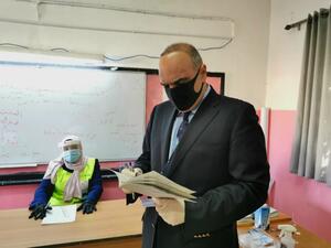 رئيس الحكومة بشر الخصاونة يدلي بصوته