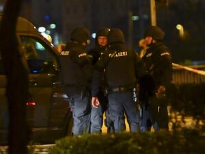 Police stand guard stand near Schwedenplatz square following a shooting in the center of Vienna on November 2, 2020,. Two people, including one attacker, have been killed in a shooting in central Vienna, police said late November 2, 2020. At least one attacker was still at large after a terror attack Monday evening in Vienna which killed one person, Austrian Interior Minister Karl Nehammer said, with another assailant shot dead. Joe Klamar / AFP