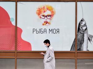 A man wearing a face mask as a measure against the spread of the Covid-19 (novel coronavirus) pandemic walks in central Moscow on November 8, 2020. More than 12 million cases of the new coronavirus have been recorded in Europe. Yuri KADOBNOV / AFP