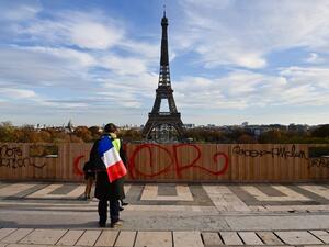 A "Yellow vests" (gilets jaunes) protestor hold a French flag during a demonstration for the second anniversary of the movement at the Trocadero, near the Eiffel Tower, in Paris, on November 14, 2020. MARTIN BUREAU / AFP