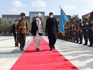Pakistan's Prime Minister Imran Khan (centre R) and Afghan President Ashraf Ghani (C) inspect a guard of honour ahead of their joint press conference at the Presidential Palace in Kabul on November 19, 2020. WAKIL KOHSAR / AFP
