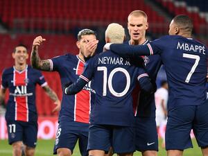 لاعبو باريس يحتفلون بهدف نيمار لاعبو باريس يحتفلون بهدف نيمار