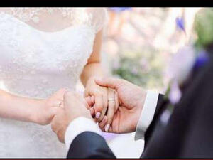 فرحانة جداً لأنها تزوجت