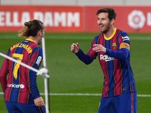 ميسي (يمين) يقود البارسا لفوز محلي مهم