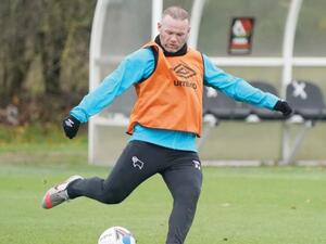 صورة التقطت أمس لواين روني قائد ديربي كاونتي يسدد الكرة خلال حصة تدريبية صورة التقطت أمس لواين روني قائد ديربي كاونتي يسدد الكرة خلال حصة تدريبية