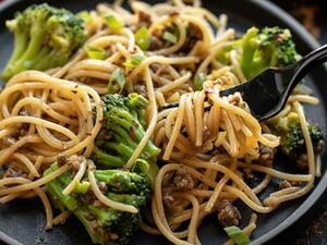 نودلز اللحم البقري والبروكلي والثوم