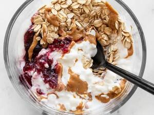  فطور صحي: جبن قريش بالقرفة مع التفاح