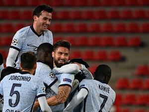 جيرو (وسط) يقود البلوز للتأهل جيرو (وسط) يقود البلوز للتأهل