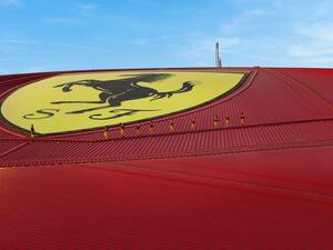 عالم فيراري أبوظبي تفتتح تجربتي جولة على السطح والمسار الانزلاقي