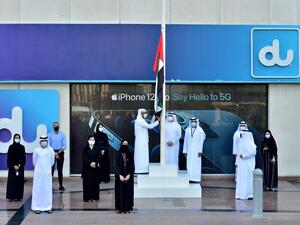 موظفو الخطوط الأمامية في دو يشاركون سكان الإمارات احتفالاتهم بيوم العلم الإماراتي 