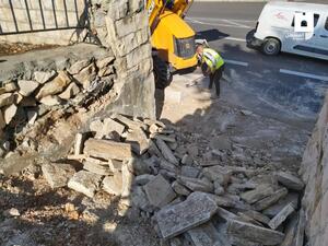 هدم الدرج المؤدي إلى مقبرة الشهداء الإسلامية