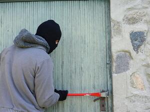 ما تفسير الحلم بالسطو على منزلك في المنام؟