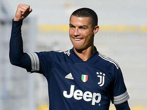 رونالدو يحتفل بهدفه