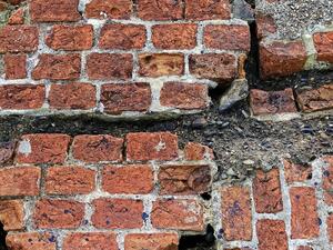 ما تفسير الحلم بالزلزال أو الانفجار في المنام؟