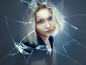 ما تفسير الحلم بمضغ الزجاج في المنام؟