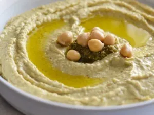حمص بصلصة البيستو