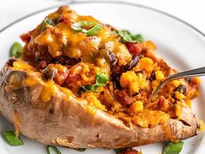 بطاطا مخبوزة بالديك الرومي والفلفل الحار