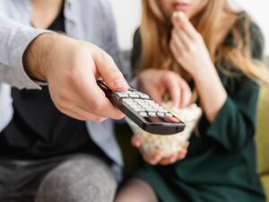 طبيب البوابة: كيف تتوقف عن الإفراط في الأكل أمام التلفاز؟