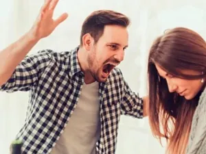 بعض الزوجات يردن مراقبة أزواجهن طوال الوقت، تتصل به مرات متكررة على مدار اليوم بدون سبب