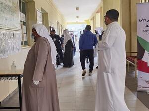 الكويت تختار برلمانها الجديد في ظل أزمتي كورونا والاقتصاد