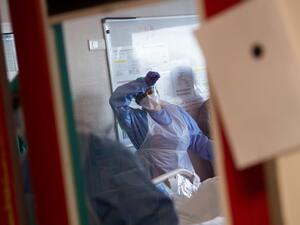 Medical staff provide medical care to a patient at the intensive care unit for patients infected by Covid-19 of the university-affiliated hospital (CHU) Cavale Blanche in Brest, western France, on November 4, 2020. Loic VENANCE / AFP