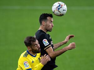 بوسكيتس (يمين) خلال المباراة بوسكيتس (يمين) خلال المباراة